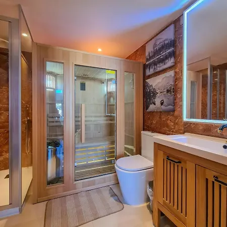 Villa 4 Bedrooms With Private Pool Enclosed Garden And Wifi At 3 Km Away From The *